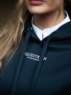 Equestrian Stockholm Ease Hoodie Navy -Maximilian Store navy hoodie sweater huvtroja troja kapuzenpullover pullover trui on1