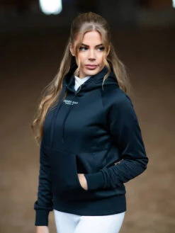 Equestrian Stockholm Ease Hoodie Navy -Maximilian Store navy hoodie sweater huvtroja troja kapuzenpullover pullover trui on3